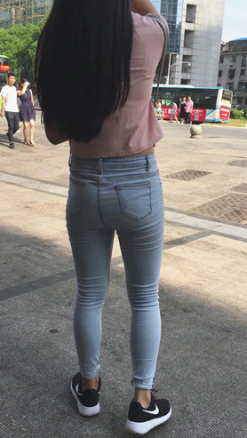 紧身牛仔妹子