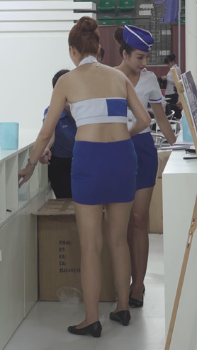 蓝色包臀裙美女