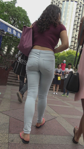 牛仔紧身丰腴国外妹子