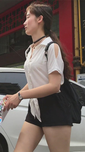 短裤月牙妹子