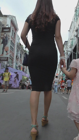 黑色紧身包臀裙美妇