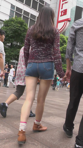 牛仔热裤小姐姐