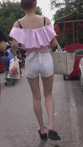 粉衣白热裤小姐姐
