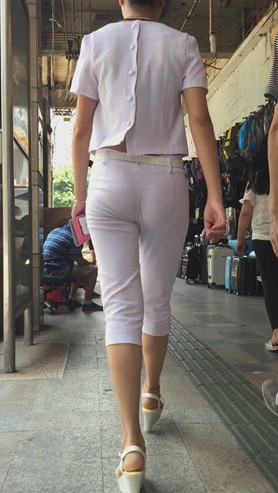 长腿白裤紧身妹子