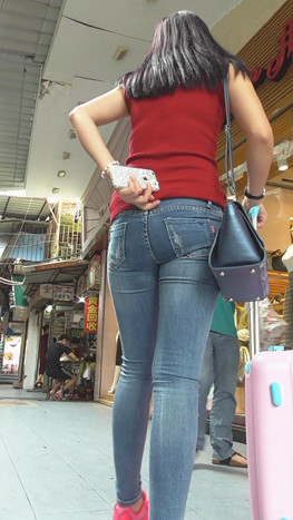 红衣牛仔紧身美女