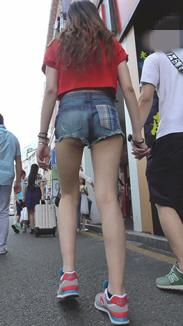红衣热裤月牙美眉