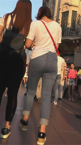 漂亮的紧身牛仔长裤美女