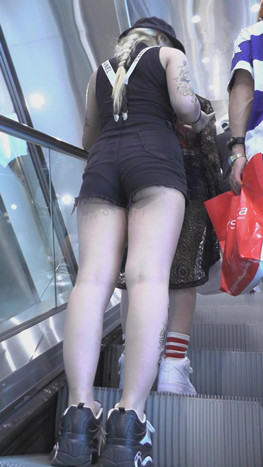 黄发热裤纹身美女