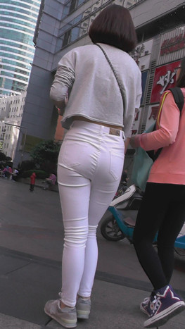 紧身白裤短发妹子