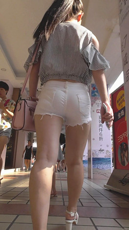 白色短裤紧身妹子