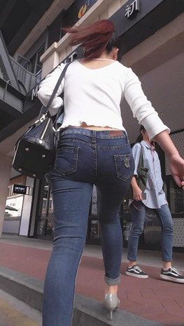 牛仔紧身裤妹子