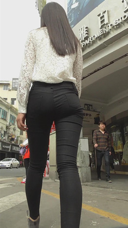 黑裤紧身小美女