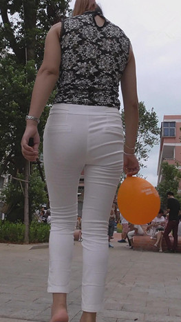 紧身白裤美眉