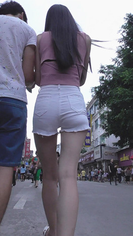 白色热裤粉衣美女