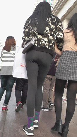 漂亮的黑色紧身裤美女