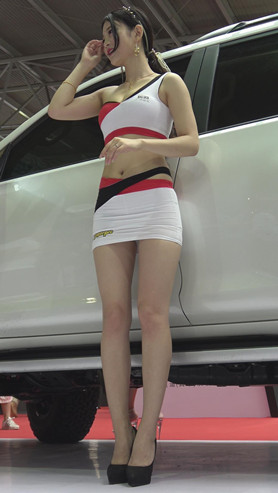 白色包臀裙车模美眉