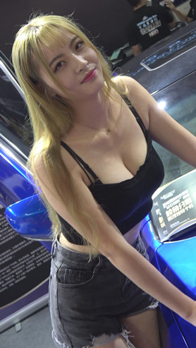 吊带小姐姐