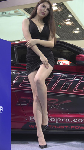 黑色连体长发小姐姐