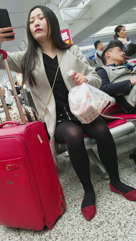黑色丝袜红鞋美女