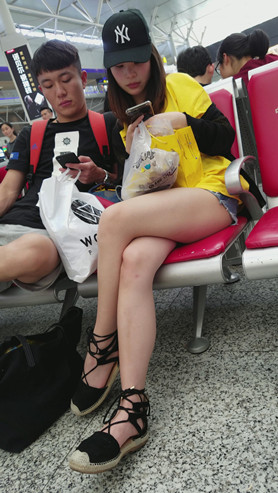 黄衣长腿女孩