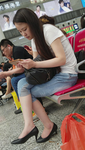 黑鞋牛仔裤妹子