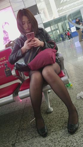 短发黑丝小姐姐