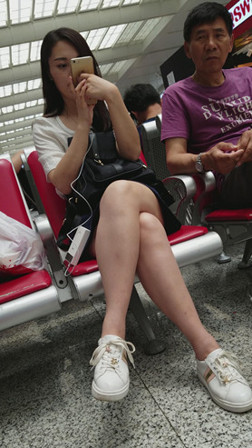 漂亮的裸腿小姐姐