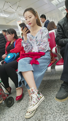 玩手机的漂亮女孩