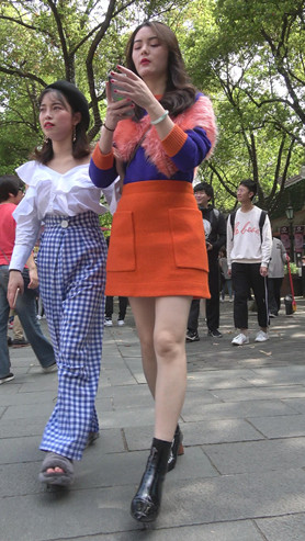 玩手机的高腰时尚小姐姐