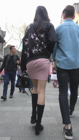 粉色连体裙漂亮的高挑小美女