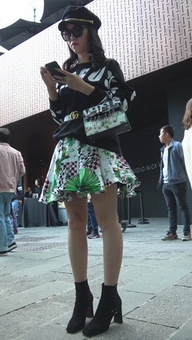戴帽子的墨镜小姐姐
