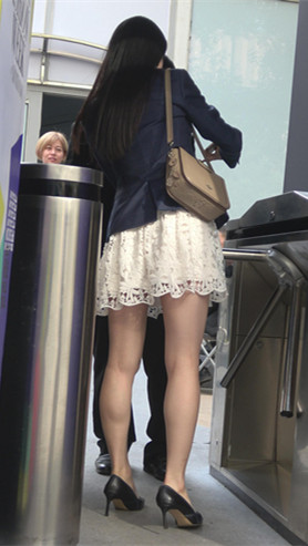 漂亮的白裙气质美女