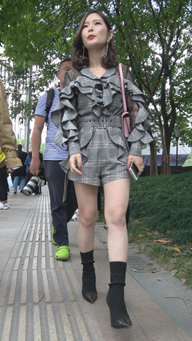 黑色短靴小姐姐