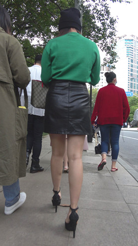 漂亮的绿衣皮裙小美女