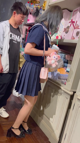 百褶裙小妹