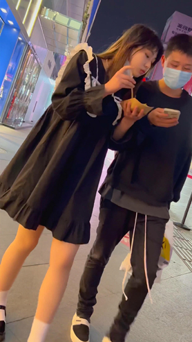 黑裙小美女