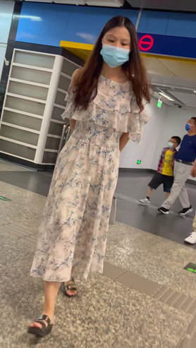 连衣裙小美女