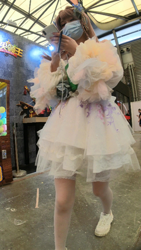 白裙美女