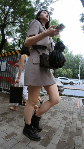 逛街的美女