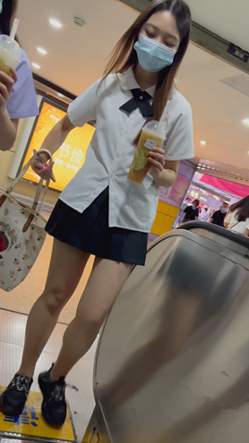 喝奶茶的小姐姐