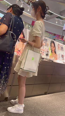 长腿白裙美女