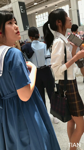 百褶裙妹子