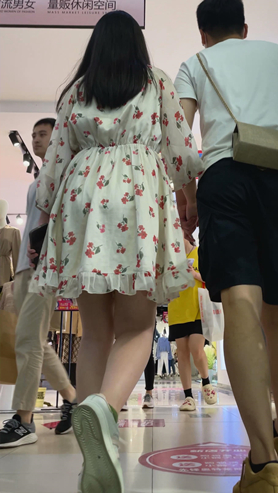 花裙美女