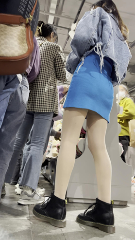 蓝裙肉丝美女
