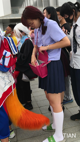 百褶裙美女