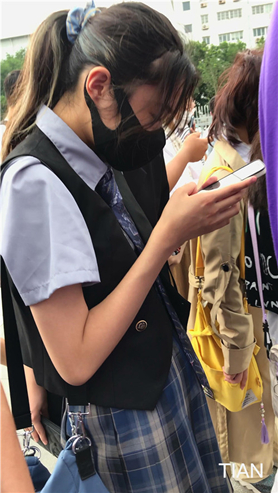 玩手机的小妹