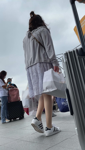 白裙美眉