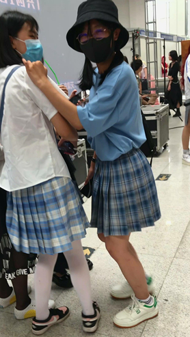 百褶裙美女