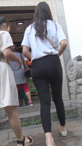 黑色紧身裤小姐姐