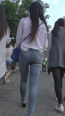 蓝色牛仔紧身裤妹子